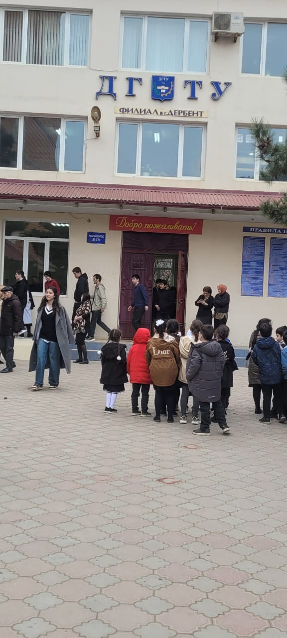 Сотрудники МКУ «Управление по делам ГО и ЧС» г. Дербента провели учебную тренировку по эвакуации в ФГБОУ ВО  «Дагестанский государственный технический университет» филиал в г. Дербенте 