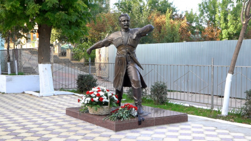  В Дербенте открыли памятник Льву Манахимову