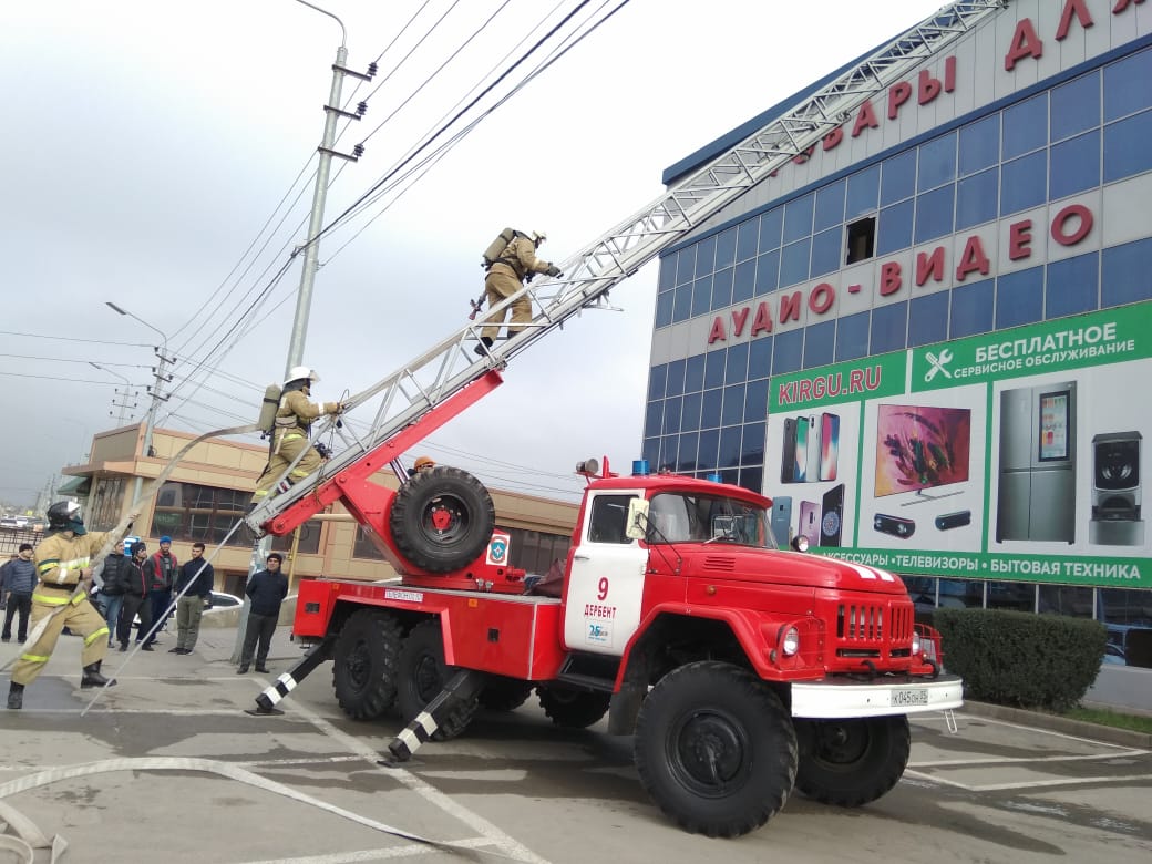 В торговом центре "Киргу" провели тренировочные пожарно-тактические учения