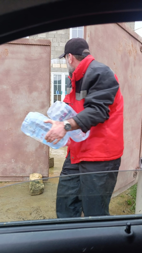 Депутат Народного Собрания Дагестана Тельман Рагимов организовал раздачу бутилированной воды