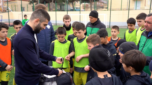Футболист Гамид Агаларов встретился с юными спортсменами Дербента