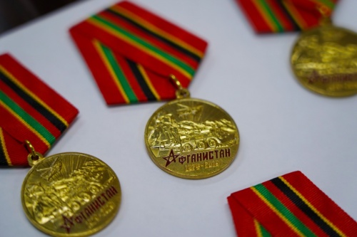 Мэр Дербента наградил воинов-афганцев медалью «40 лет со дня начала советской военной операции в Афганистане»