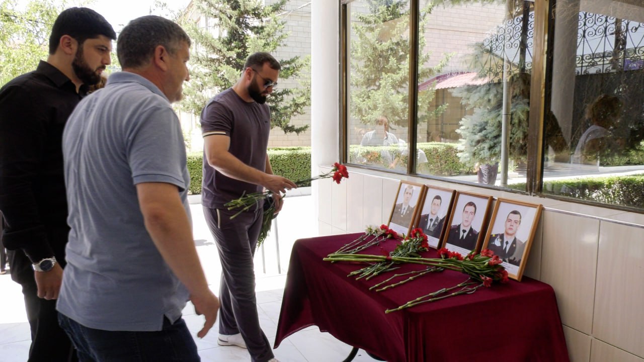 В Дербенте возложили цветы к мемориалам | 24.06.2024 | Новости Дербента -  БезФормата