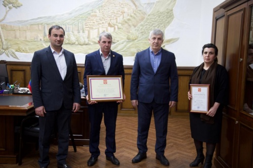 В Дербенте наградили почетными грамотами медицинских работников за большой вклад в борьбу с коронавирусной инфекцией