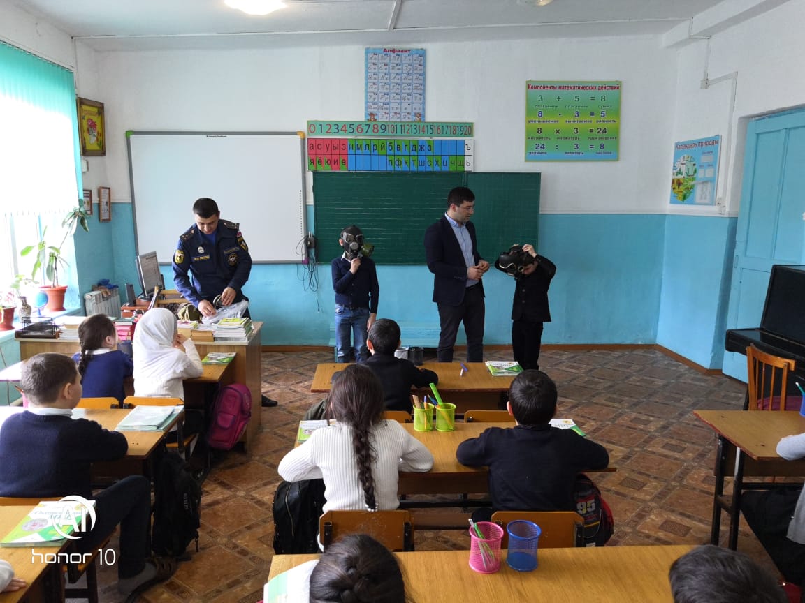  В Прогимназии №18 города Дербент провели открытый урок, в ходе которых ознакомили учащихся со средствами индивидуальной защиты 