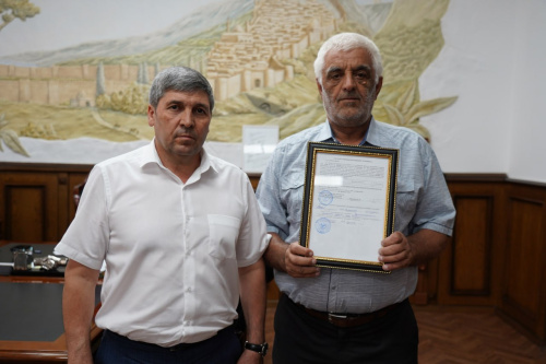 Ахмед Кулиев вручил сертификат на жилье ветерану-чернобыльцу  