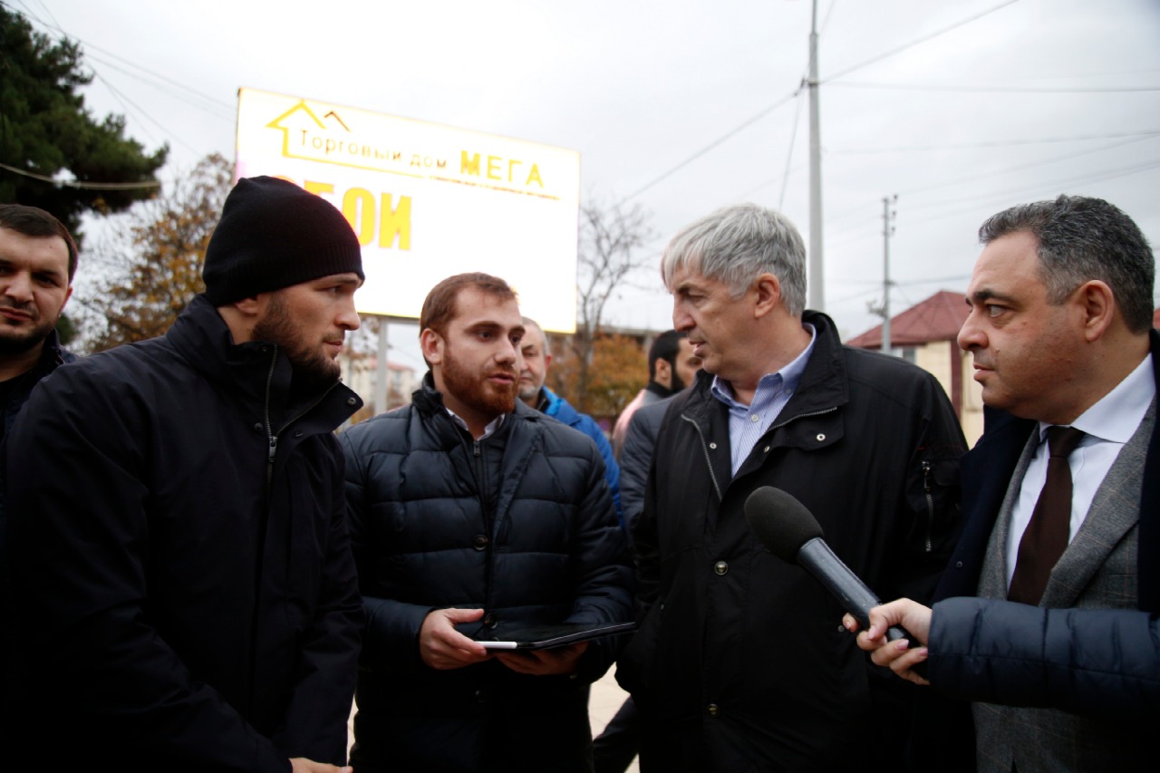 Хабиб Нурмагомедов осмотрел настенное граффити с изображением себя и отца в  Дербенте | 19.11.2020 | Новости Дербента - БезФормата