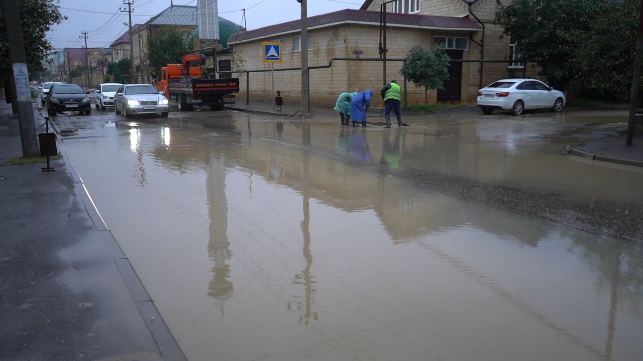 В Дербенте продолжаются работы по очистке ливневых канализаций | 04.10.2021  | Новости Дербента - БезФормата