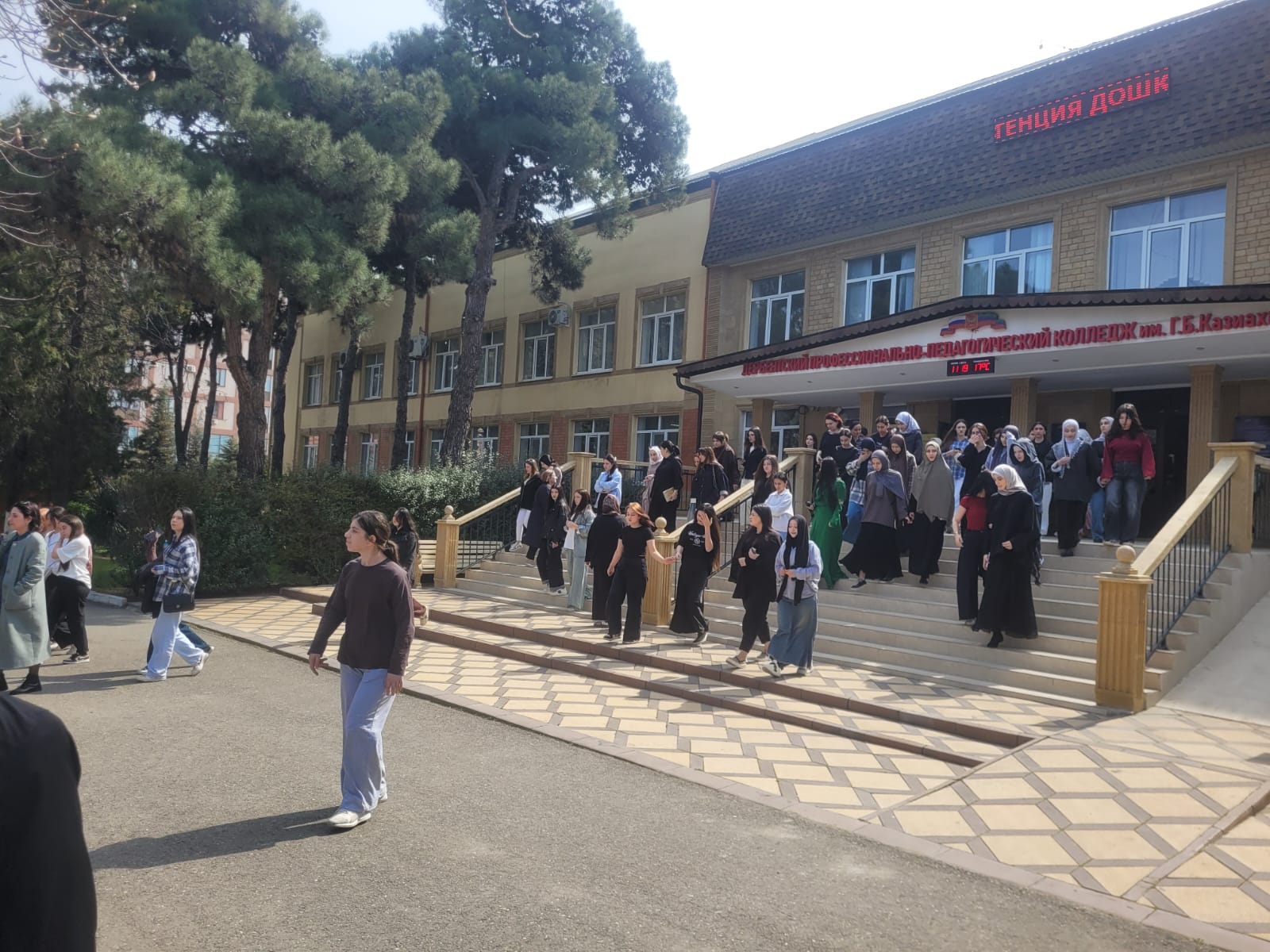 Учебная  тренировка  по  эвакуации  при  землятресении  в  Дербентском профессионально-педагогическом колледже имени Г.Б. Казиахмедова