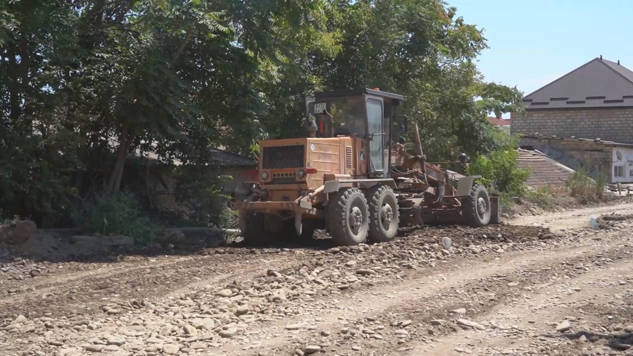 На Кобякова укладывают основание под асфальтирование | 02.08.2022 | Новости  Дербента - БезФормата