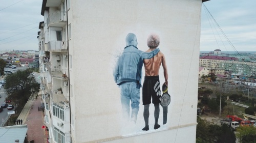 Хабиб Нурмагомедов осмотрел настенное граффити с изображением себя и отца в Дербенте