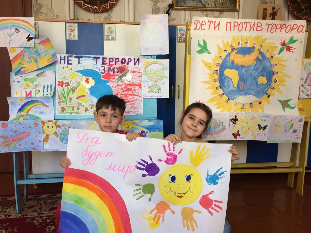 В МБДОУ Детский сад № 22 прошла выставка рисунков:  «Я рисую слово МИР»