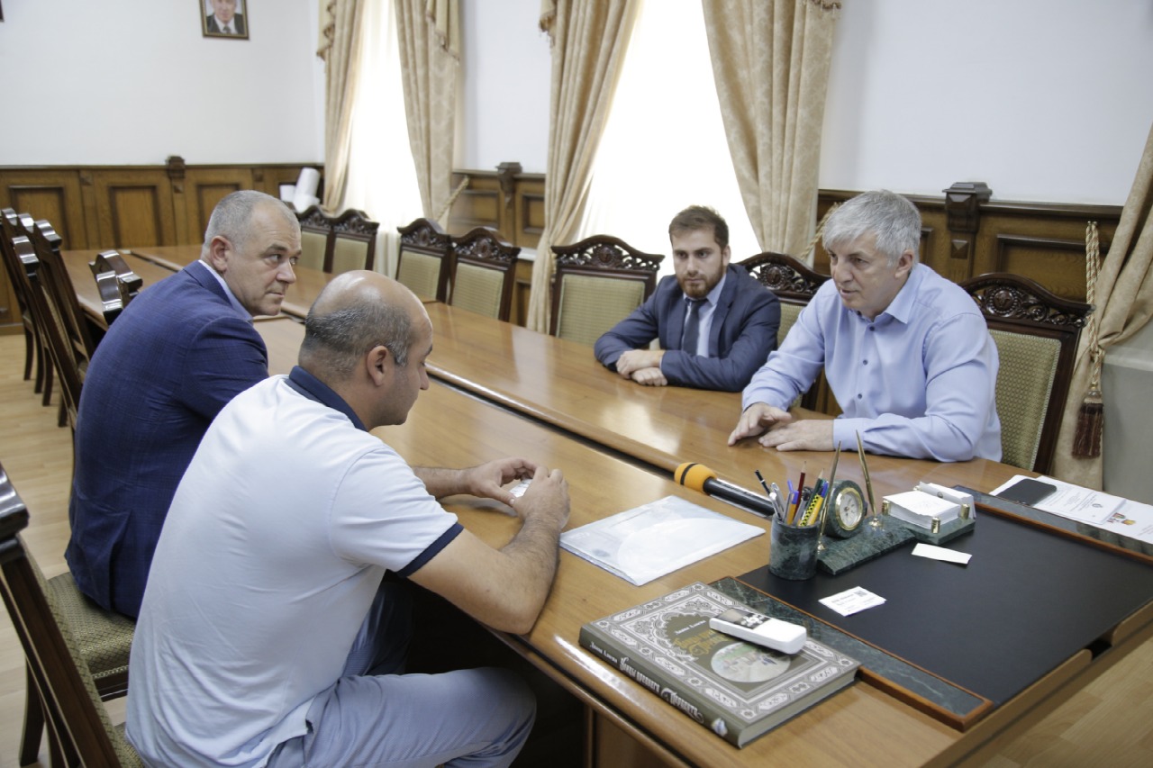 Житель Дербента добровольно демонтирует большую пристройку на третьем этаже  | 25.09.2019 | Новости Дербента - БезФормата