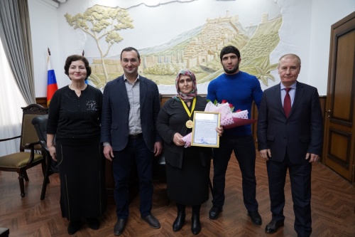 Матери знаменитого российского борца вольного стиля Даурена Куруглиева вручили медаль «Лучшая мама»